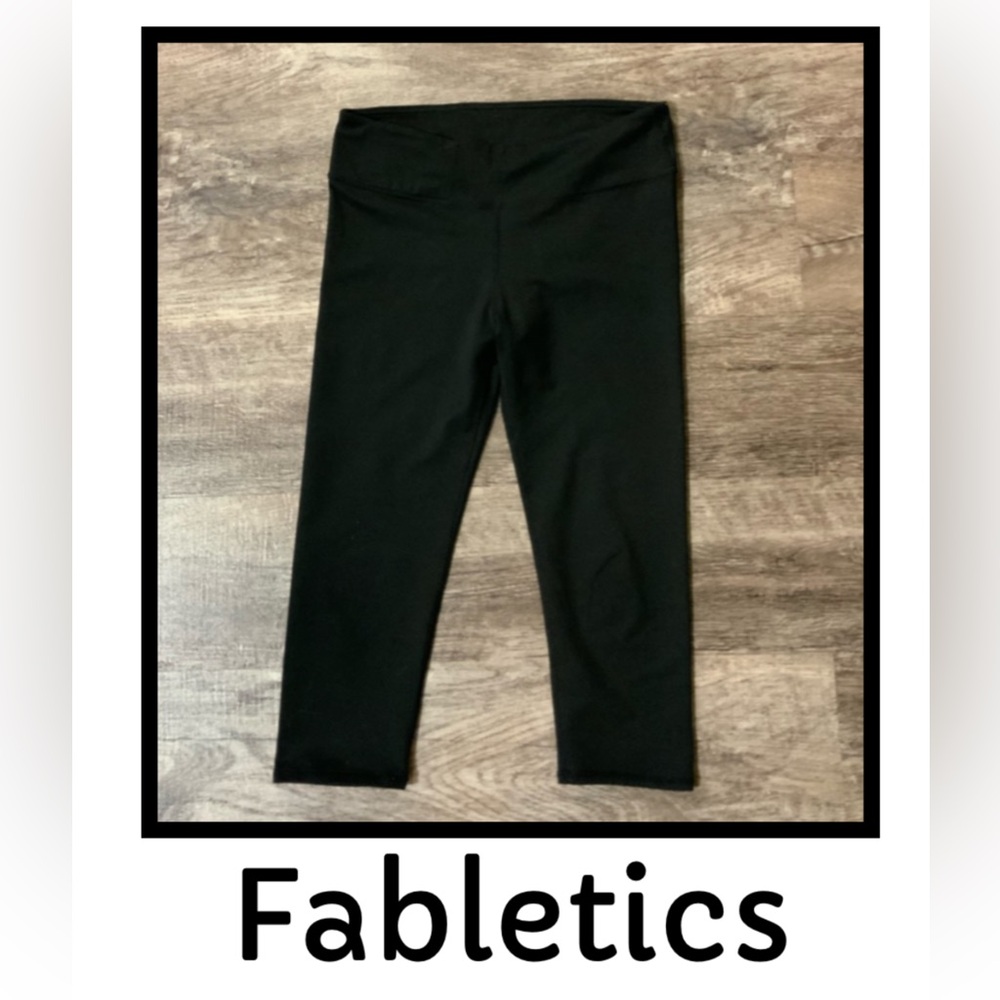 📍SOLD📍Fabletics Cropped Black Leggings